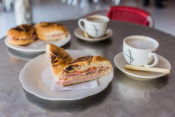 Ambiance intérieure du restaurant pour le petit-déjeuner