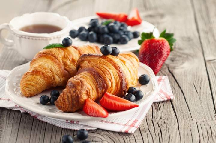 Petit-déjeuner gourmand avec viennoiseries et café